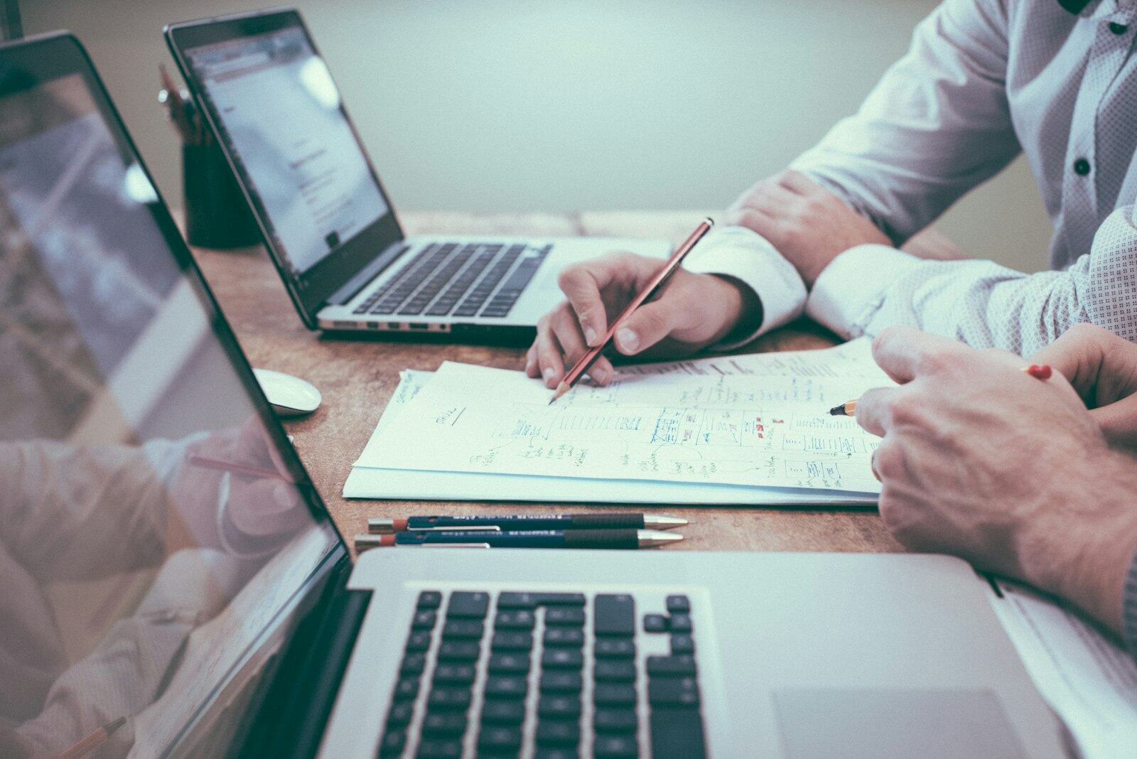 Consultores analisando documentos e indicadores